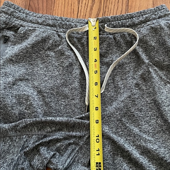 Vuori Gray Athletic Shorts Men’s Sz Medium - Picture 4 of 10